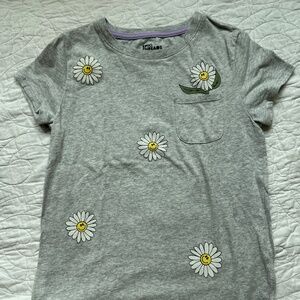 Girls Medium Gray pocket T with happy  daisies